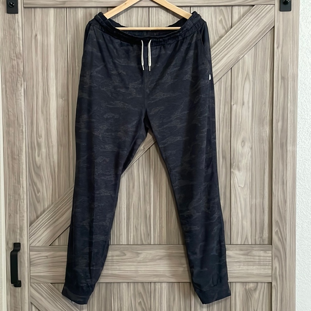 Vuori performance jogger. Black camo, women, size large, tall.